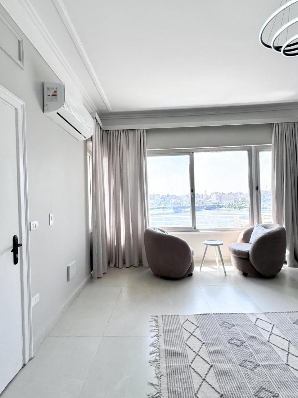 Luxury 5-star Nile View - Prime Location Apartment *