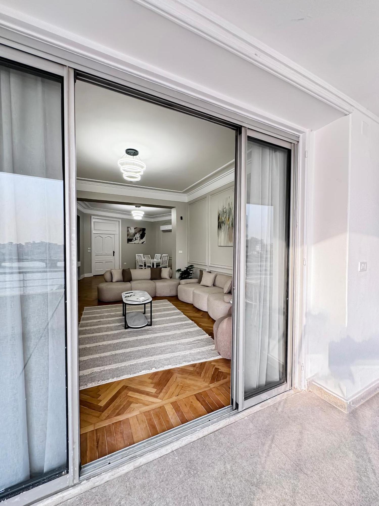 Luxury 5-star Nile View - Prime Location Apartment *
