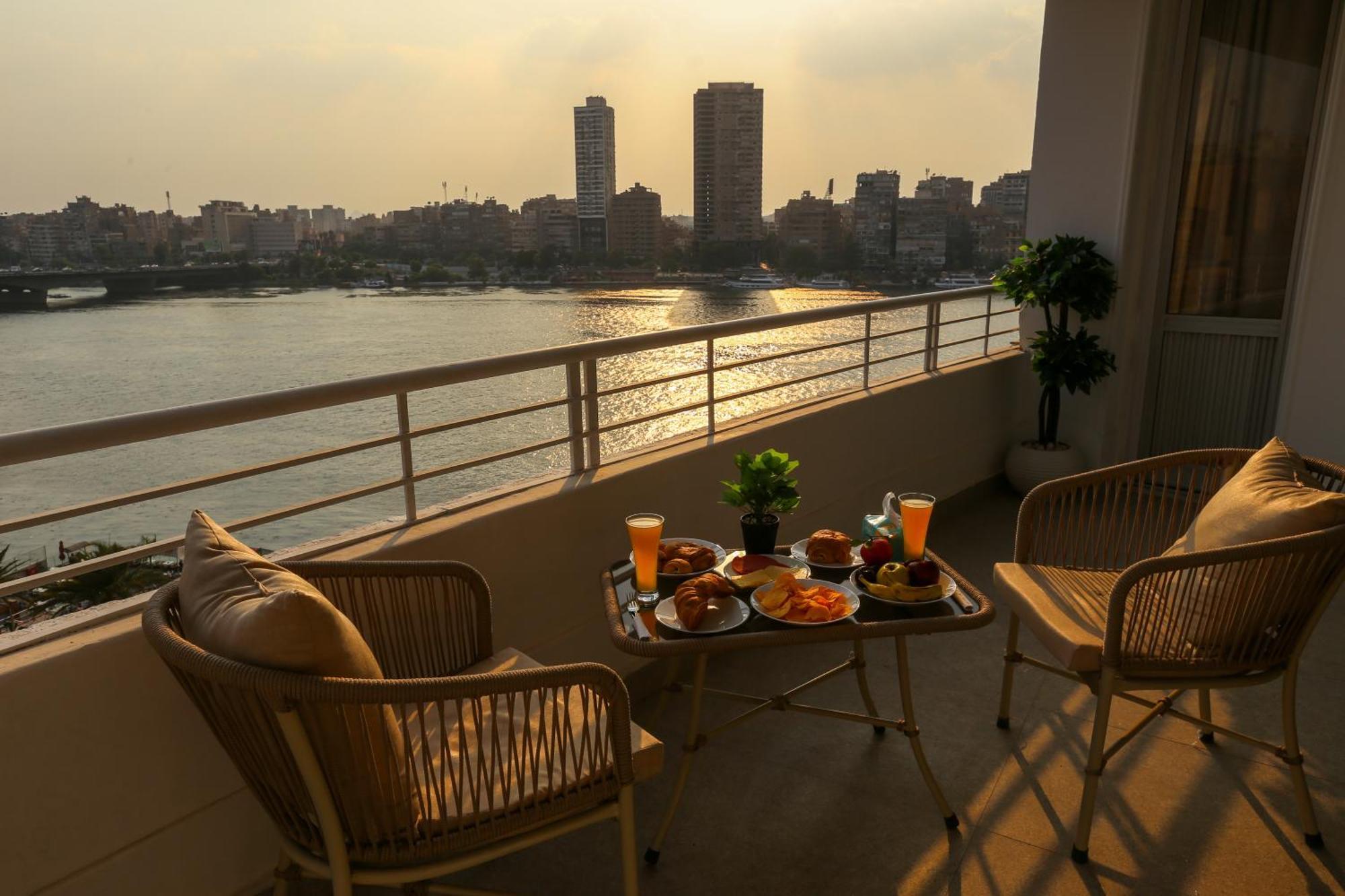 Luxury 5-star Nile View - Prime Location * Cairo